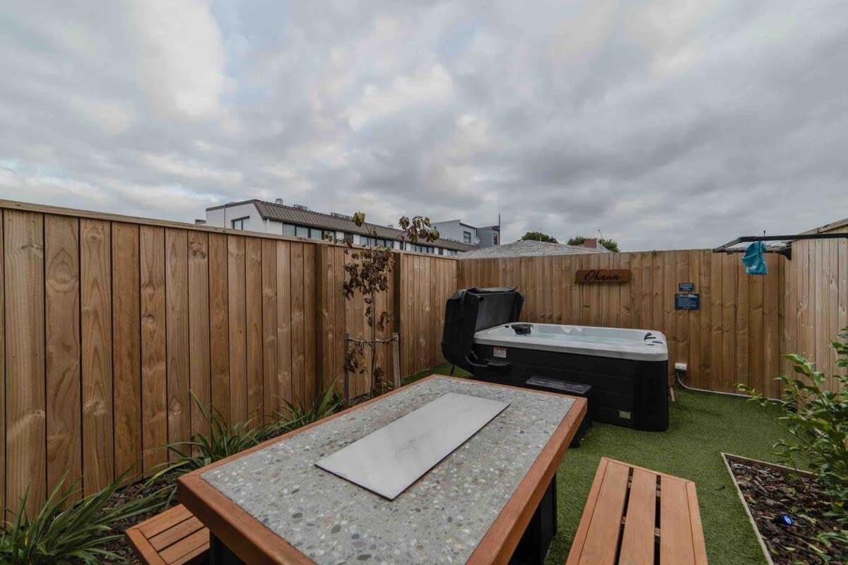 Stones Throw From The Stadium & Hot Tub ไครสต์เชิร์ช ภายนอก รูปภาพ